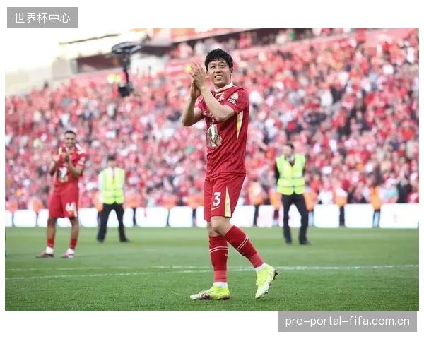 远藤航将以英超冠军核心的身份承担起日本队中场屏障的重任。 远藤航将以英超冠军核心的身份承担起日本队中场屏障的重任。