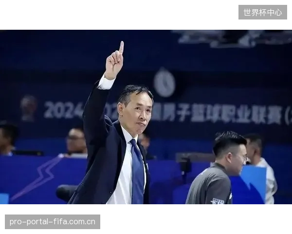 许利民教练强调对后场篮板的保护，周琦和麦基的双塔组合有效控制了禁区。